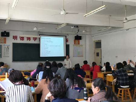 张红老师为外国语学院师生做毕业论文指导培训