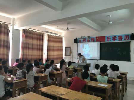 外国语学院学生志愿者为孩子们教授《弟子规》