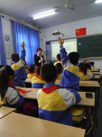 氛围活泼欢快的小学英语课堂