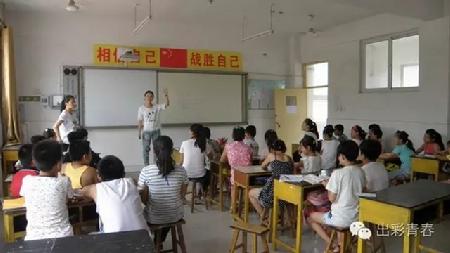 外国语学院学生与小学生交流