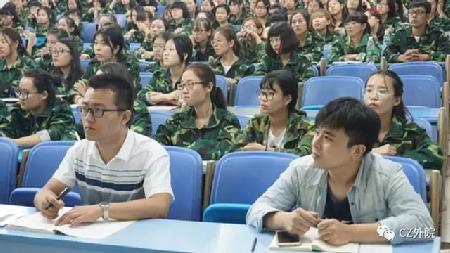 新生辅导员带领新生们认真聆听