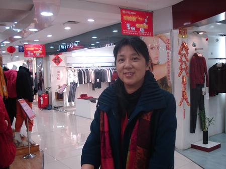 李平:服饰点缀外貌,微笑美化灵魂。