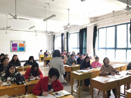 外国语学院师生认真聆听讲座